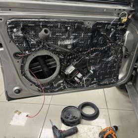 Установка автозвука в Skoda Rapid