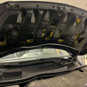 Шумоизоляция капота слоем в Mercedes Vito 2020
