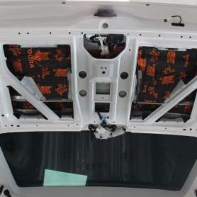 Шумоизоляция двери багажника первым слоем Volkswagen Multivan