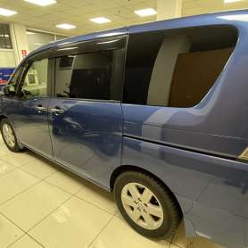 Установка камеры заднего вида Nissan Serena