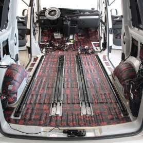 Шумоизоляция пола первым слоем Volkswagen Multivan