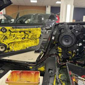 Установка акустики в Ford Mustang