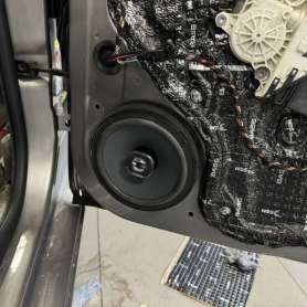 Установка автозвука в Skoda Rapid