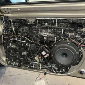 Установка автозвука в Skoda Rapid