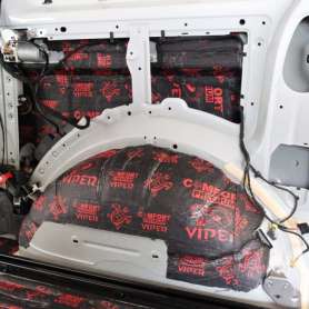 Шумоизоляция арки изнутри первым слоем Volkswagen Multivan