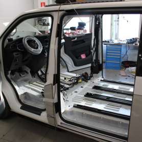 Процесс шумоизоляции автомобиля Volkswagen Multivan
