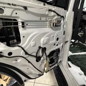 Шумоизоляция салона Mitsubishi Pajero 4