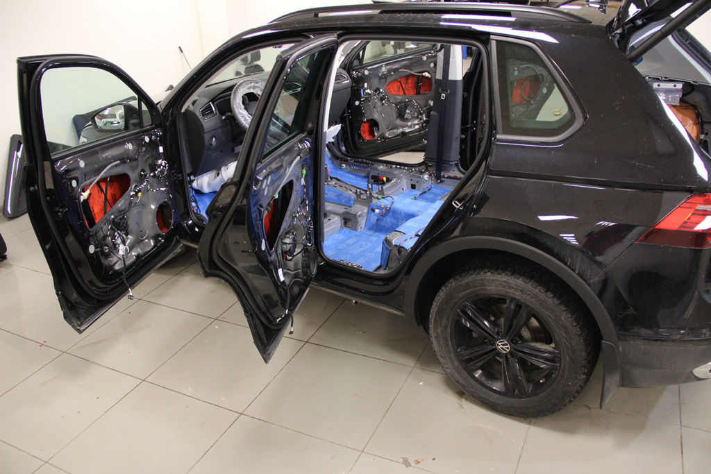 Процесс шумоизоляции Volkswagen Tiguan