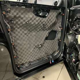 Шумоизоляция обшивки двери вторым слоем в Mercedes Vito 2020