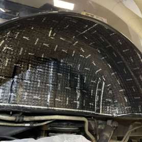 Шумоизоляция колесных арок снаружи первым слоем в Mercedes Vito 2020